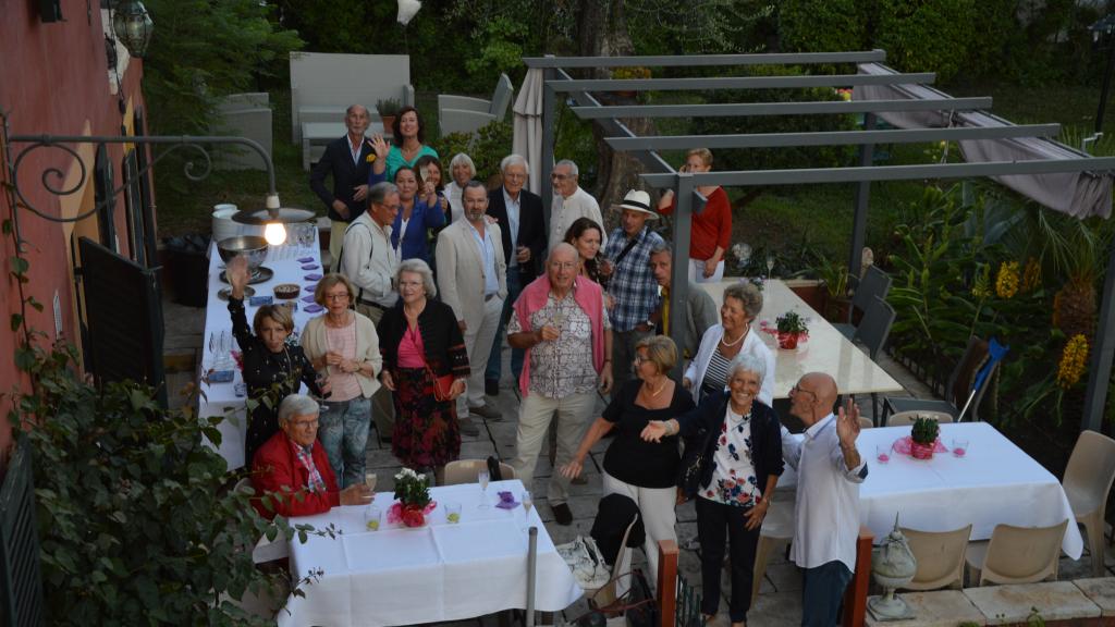 La convivialité des Amis, tous à l'apéro... Copyright Ch. Merle