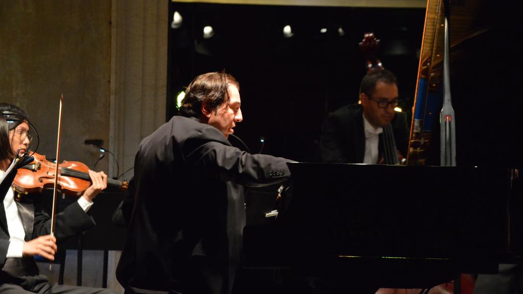 29/7/17 FAZIL SAY (LA MAIN DANS LE PIANO) FESTIVAL DE MUSIQUE DE MENTON(photo MERLE)