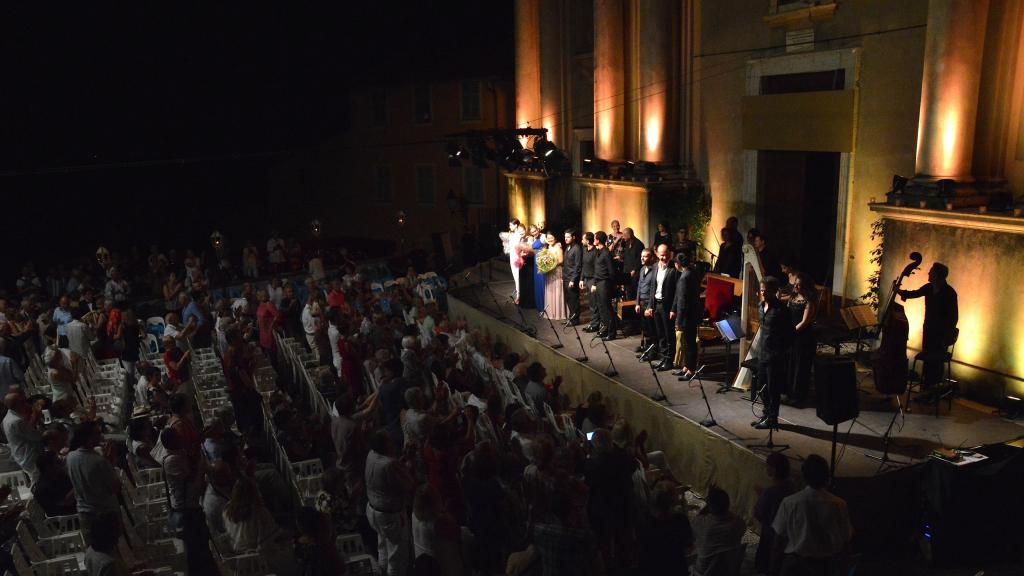 2/8/17 l'ensemble Matheus dirigé par J.Ch Spinosi,Festival de Musique de Menton,Parvis St Michel( Photo Ch Merle)