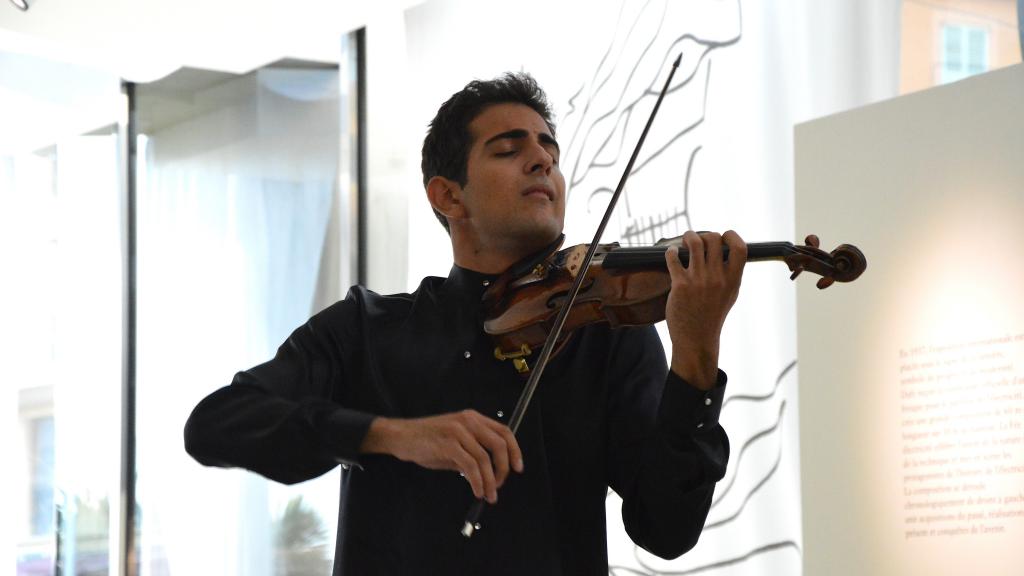 le 3/8/17 Musée COCTEAU à Menton: Elvin HOXHA GANIEV 19 ans, joue Zigeunerweisen Opus 20 de SARASATE( Photo Ch Merle)