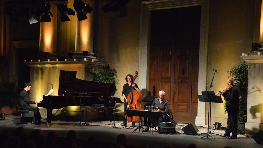 le 4/8/17 sur le parvis St Michel au Festival de Musique de Menton, l'orchestre de tango de Juan José MOSALINI(Photo Ch Merle)