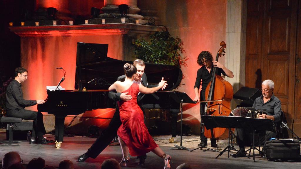 le 4/8/17 sur le parvis St Michel au Festival de Musique de Menton,Jorge RODRIGUEZ et Gabriela FERNANDEZ, danse.(Photo Ch Merle)