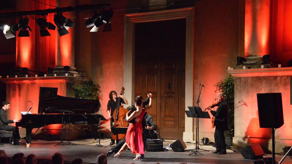 le 4/8/17 sur le parvis St Michel au Festival de Musique de Menton,Jorge RODRIGUEZ et Gabriela FERNANDEZ, danse.(Photo Ch Merle)