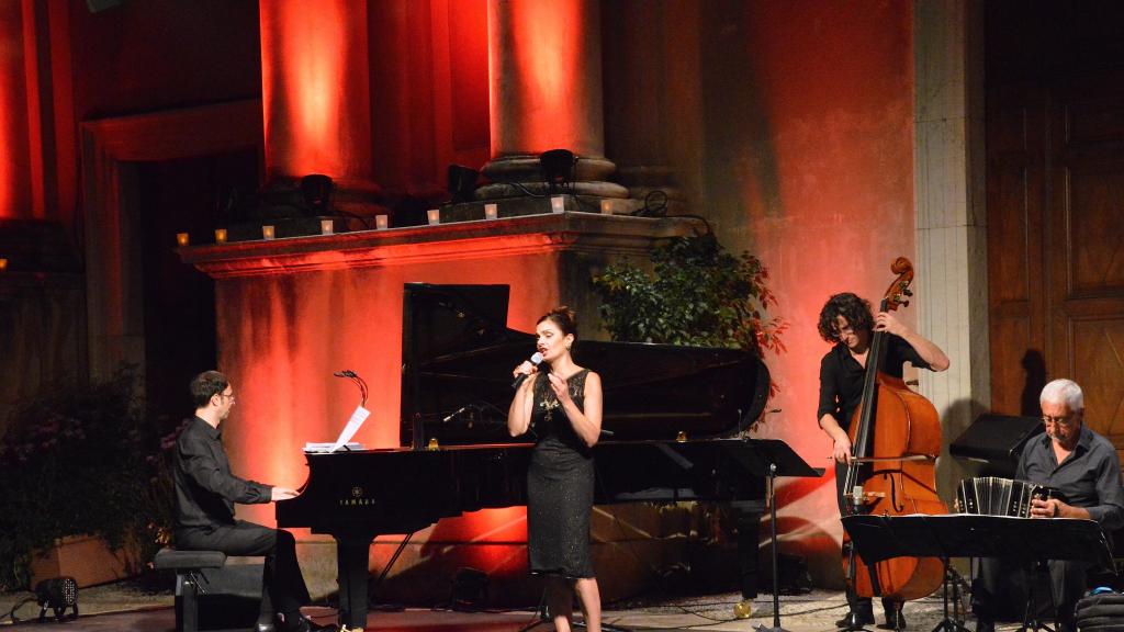 le 4/8/17 sur le parvis St Michel au Festival de Musique de Menton, la chanteuse Sandra RUMOLINO(Photo Ch Merle)