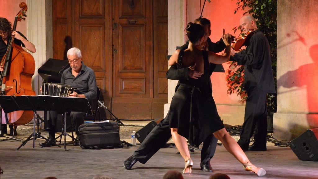 le 4/8/17 sur le parvis St Michel au Festival de Musique de Menton,Jorge RODRIGUEZ et Gabriela FERNANDEZ, danse.(Photo Ch Merle)