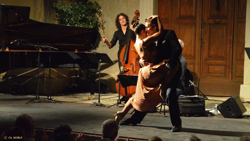 le 4/8/17 sur le parvis St Michel au Festival de Musique de Menton,Jorge RODRIGUEZ et Gabriela FERNANDEZ, danse.(Photo Ch Merle)