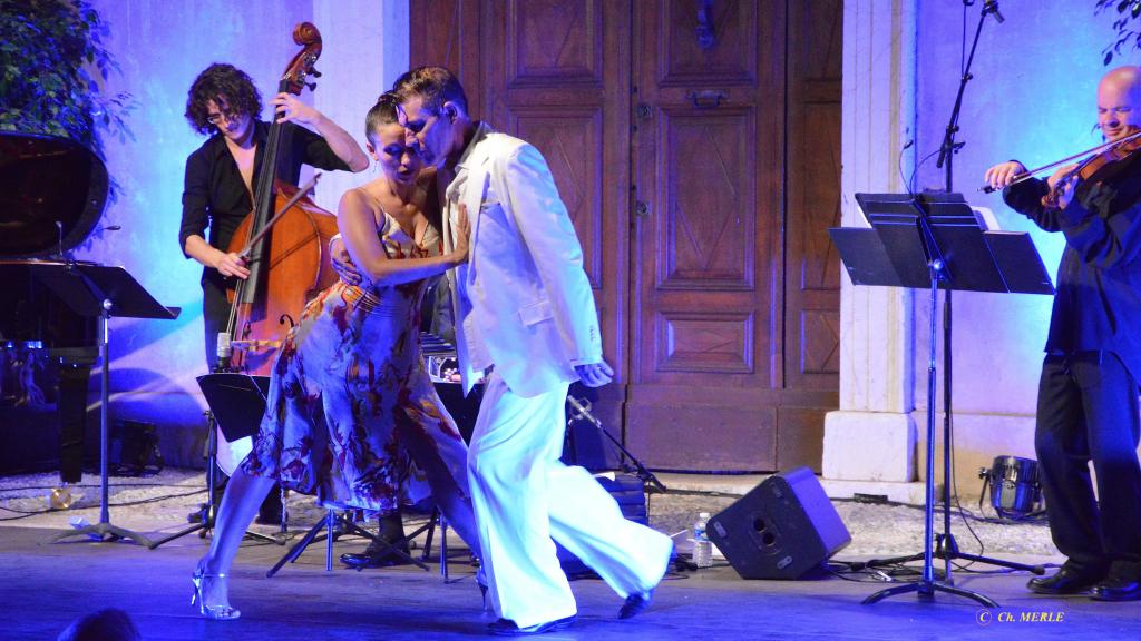 le 4/8/17 sur le parvis St Michel au Festival de Musique de Menton,Jorge RODRIGUEZ et Gabriela FERNANDEZ, danse.(Photo Ch Merle)