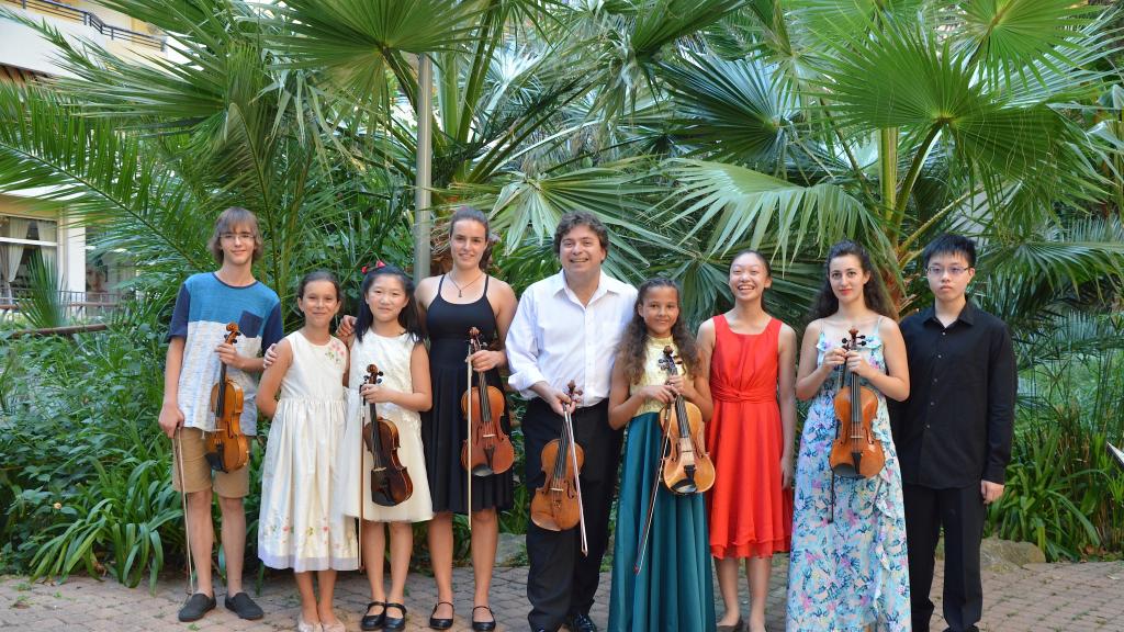 les élèves des master class de  la Zakhar Bron School of music ,Zurich, au Square des Etats Unis à Menton(photo Ch MERLE)