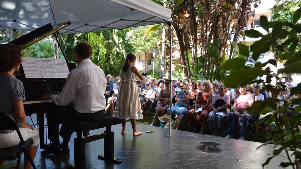 une élève des Master Class au Square des Etats Unis à Menton(photo Ch MERLE)