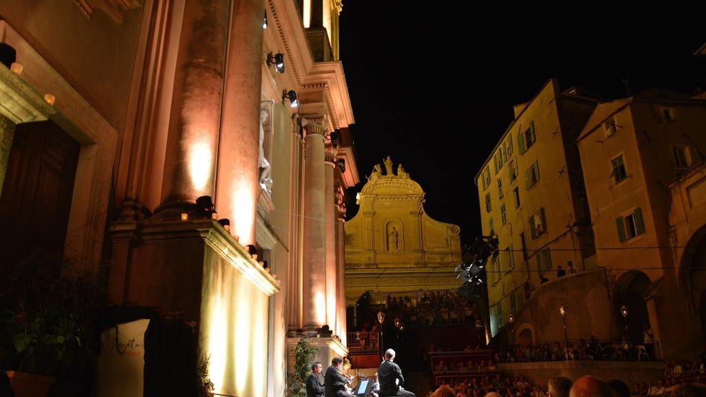 le 8/8/17 au Festival de Musique de Menton, sur le merveilleux Parvis St Michel, le quatuor Hagen avec Jôrg WIDMANN à la clarinette  (photoCh MERLE)