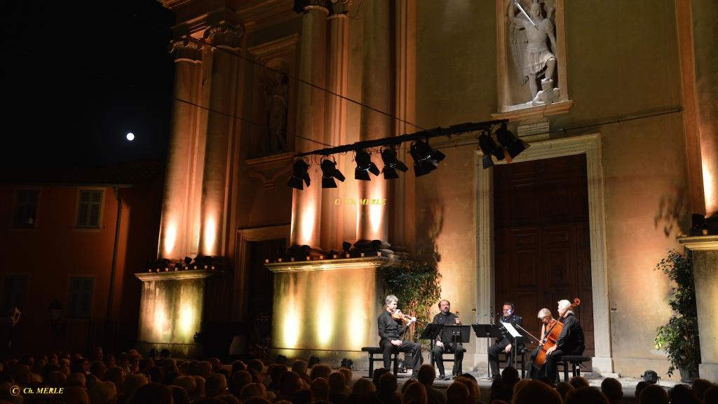 le 8/8/17 au Festival de Musique de Menton le quatuor Hagen avec Jôrg WIDMANN à la clarinette joue Mozart sous la lune montante (photoCh MERLE)