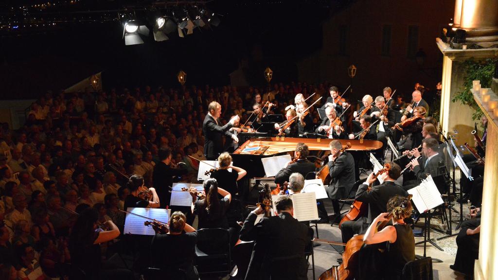 le 10/8/17 sur le Parvis St Michel à Menton,Lars VOGT et le Royal Northern Sinfonia jouent Beethoven (Photo Ch MERLE)