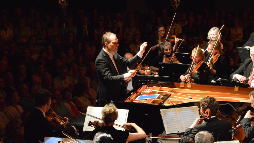 le 10/8/17 sur le Parvis St Michel à Menton,Lars VOGT et le Royal Northern Sinfonia jouent Beethoven (Photo Ch MERLE)