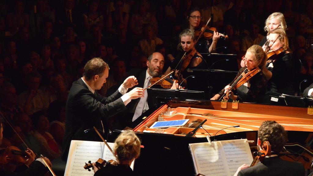 le 10/8/17 sur le Parvis St Michel à Menton,Lars VOGT et le Royal Northern Sinfonia jouent Beethoven (Photo Ch MERLE)