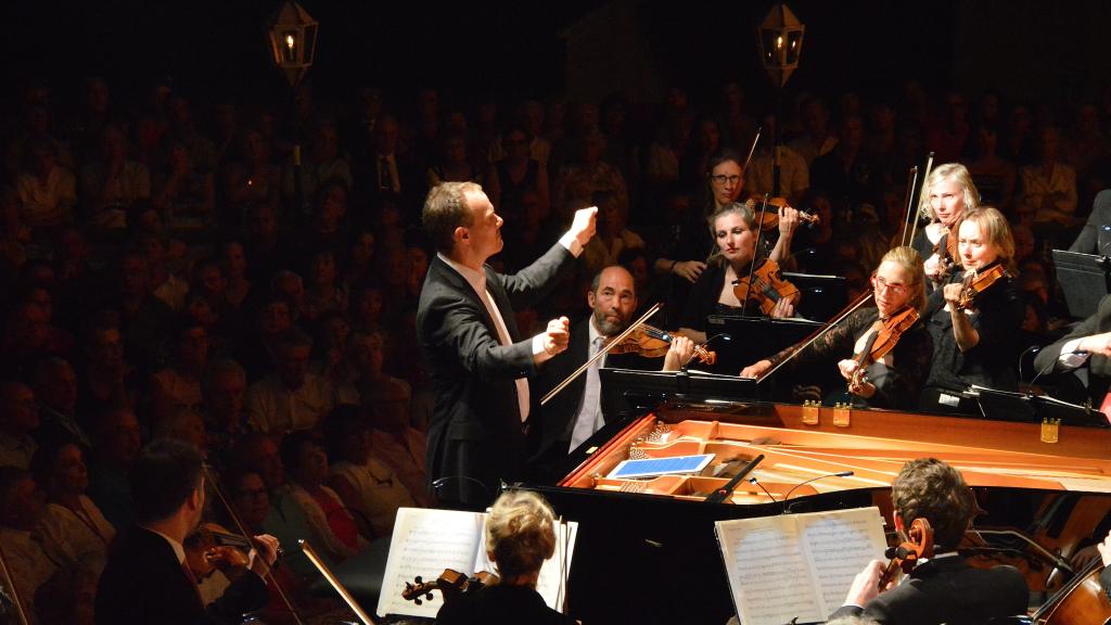 le 10/8/17 sur le Parvis St Michel à Menton,Lars VOGT et le Royal Northern Sinfonia jouent Beethoven (Photo Ch MERLE)