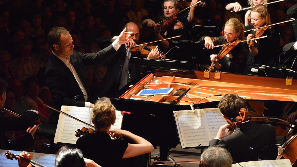 le 10/8/17 sur le Parvis St Michel à Menton,Lars VOGT et le Royal Northern Sinfonia jouent Beethoven (Photo Ch MERLE)