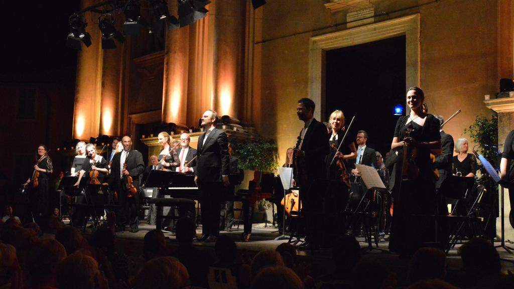 le 10/8/17 sur le Parvis St Michel à Menton,Lars VOGT et le Royal Northern Sinfonia j(Photo Ch MERLE)