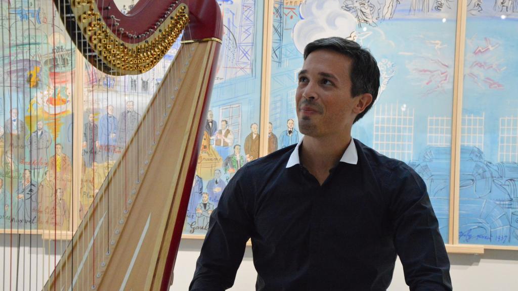 le 11/8/17 Emmanuel CEYSSON , à la Harpe, explique les oeuvres jouées au Musée Cocteau à Menton, (Photo Ch MERLE)