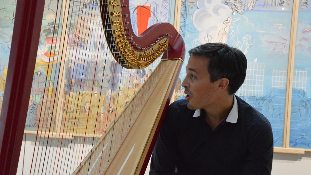 le 11/8/17 Emmanuel CEYSSON , à la Harpe, explique la ballade fantastique de H. Renié d'après le conte d'Edgard POE au Musée Cocteau à Menton, (Photo Ch MERLE)