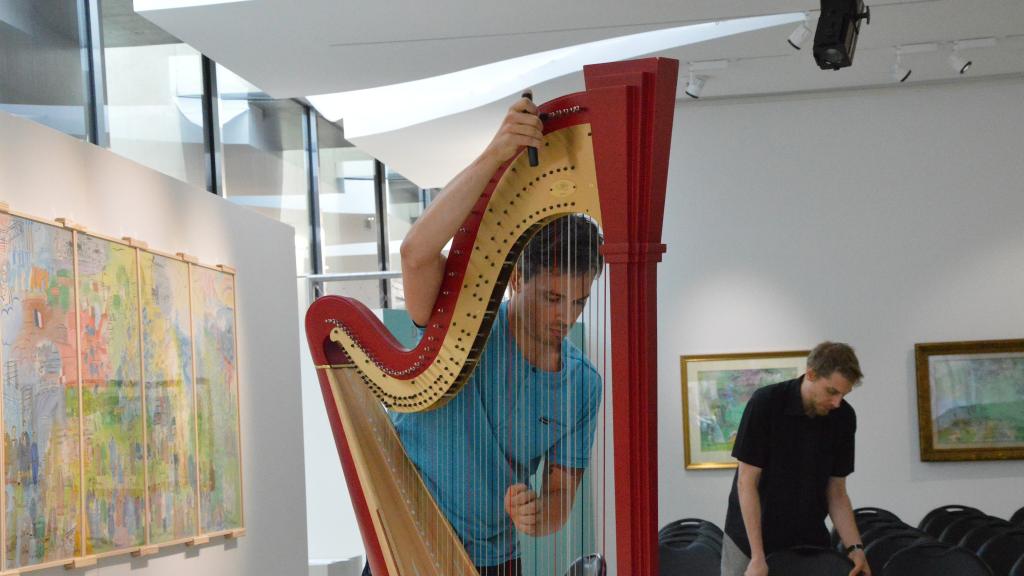 le 11/8/17 au Musée Cocteau à Menton,Emmanuel CEYSSON accorde sa Harpe (Photo Ch MERLE)