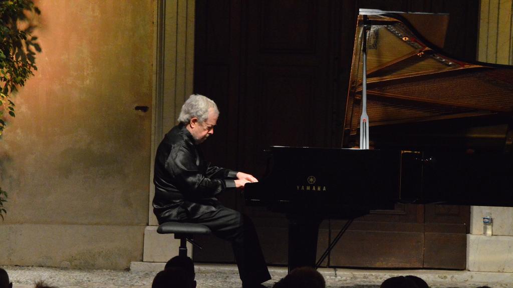 le 12/8/17 sur le Parvis St Michel pour le Festival de Musique de Menton, Nelson FREIRE, récital de Piano.(photo Ch MERLE)