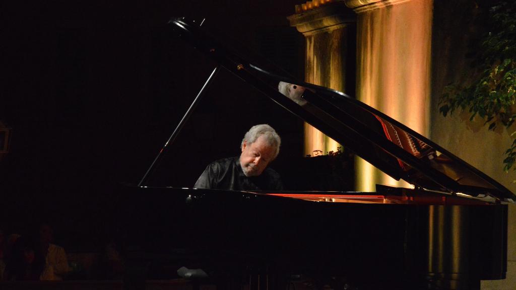 le 12/8/17 sur le Parvis St Michel pour le Festival de Musique de Menton, Nelson FREIRE, donne 4 Bis.(photo Ch MERLE)