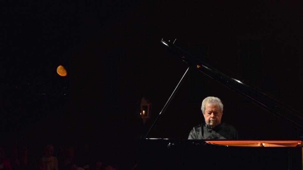 le 12/8/17 sur le Parvis St Michel pour le Festival de Musique de Menton, Nelson FREIRE, donne le dernier Bis sous la lune rousse.(photo Ch MERLE)