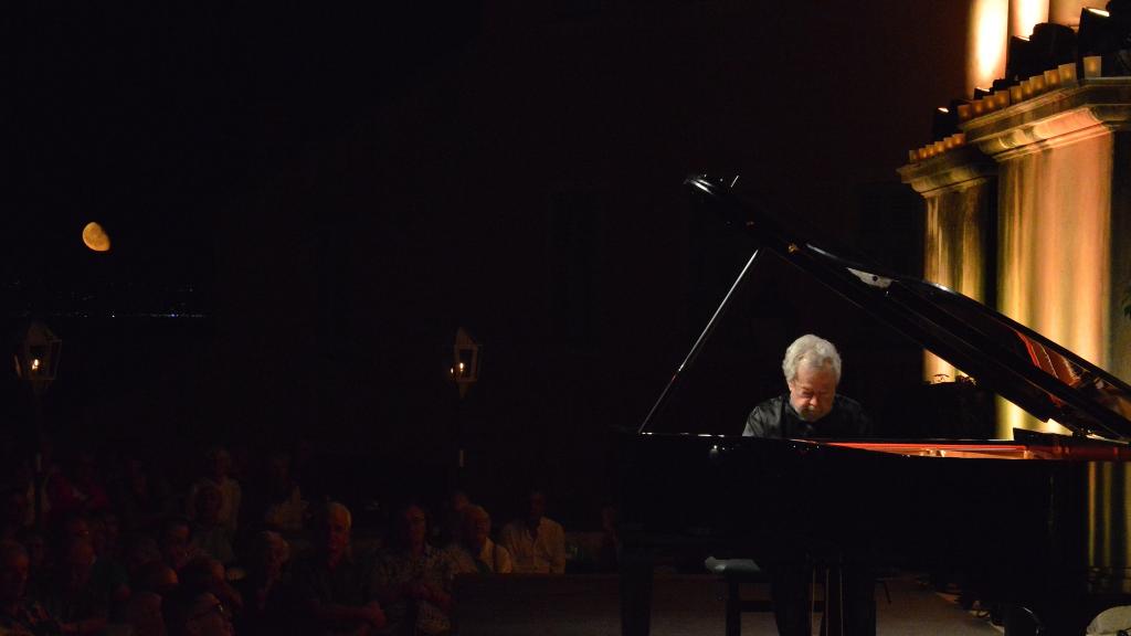 le 12/8/17 sur le Parvis St Michel pour le Festival de Musique de Menton, Nelson FREIRE, donne le dernier Bis sous la lune rousse.(photo Ch MERLE)