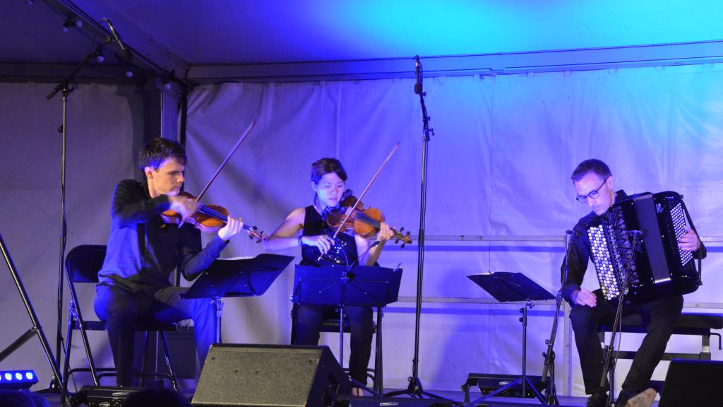 Félicien BRUT,accordéon.Omer BOUCHEZ et Elise LIU,violon, FESTIVAL OFF de MENTON (Photo Ch.MERLE)