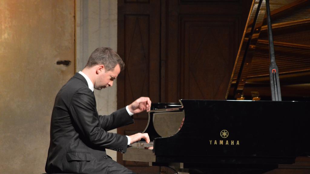 Bertrand CHAMAYOU dans les 6 chants polonais de F. CHOPIN, transcription F.LISZT, au Festival de Musique de Menton(Photo Ch.MERLE)