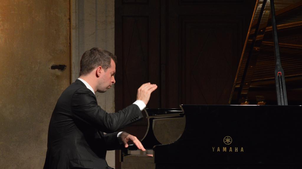 Bertrand CHAMAYOU dans une transcription de F. LISZT "Widmung" de R. SCHUMANN.(Photo Ch. MERLE)