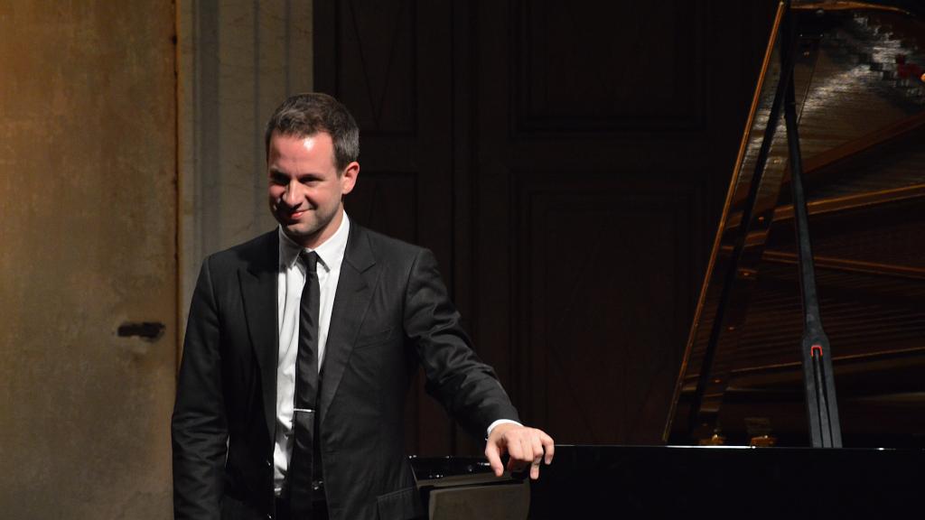 Bertrand CHAMAYOU sous les ovations sourit à son grand succès sur le parvis St michel au Festival de Musique de Menton(Photo Ch.MERLE)