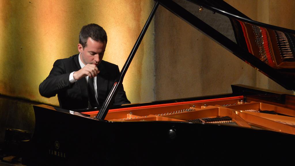 Bertrand CHAMAYOU en concert sur le Parvis St Michel à Menton(Photo Ch. MERLE)