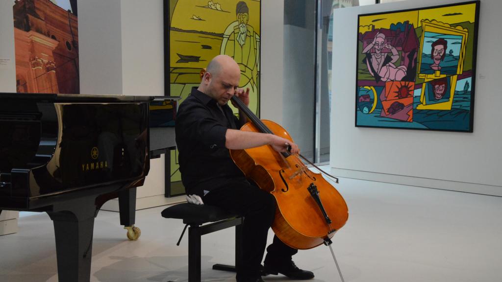 le 1/8/18 A. CHAUSHIAN  joue une sonate de G.CRUMB dans le cadre du Musée COCTEAU à MENTON(Photo Ch.MERLE)