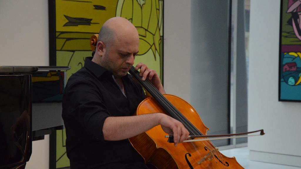 le 1/8/18 A. CHAUSHIAN joue la suite N°1 de J.S.BACH au Musée COCTEAU,Festival de Musique de MENTON(Photo Ch. MERLE)