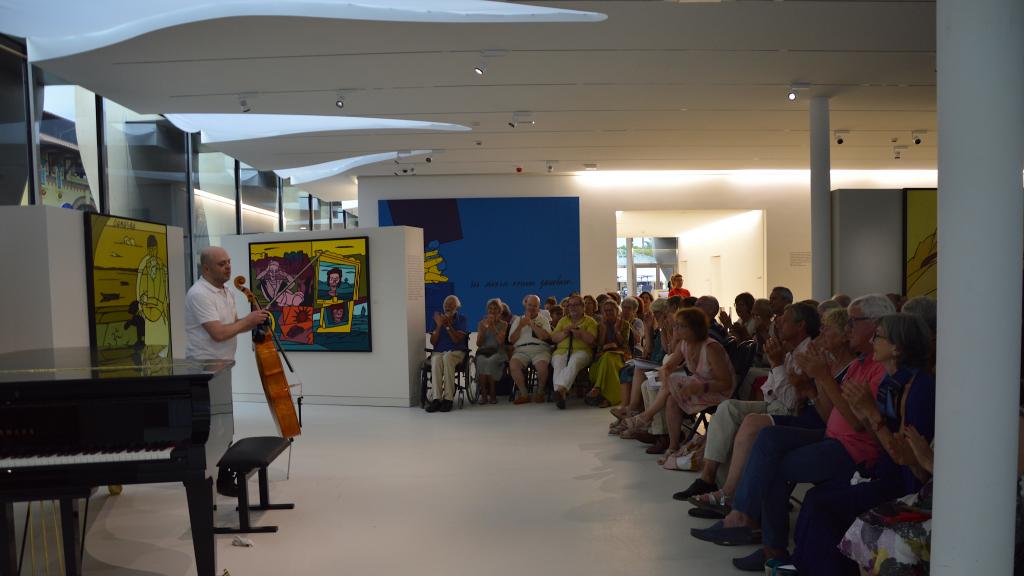 1/8/18 A. CHAUSHIAN salut le public au Musée COCTEAU à Menton (Photo Ch.MERLE)