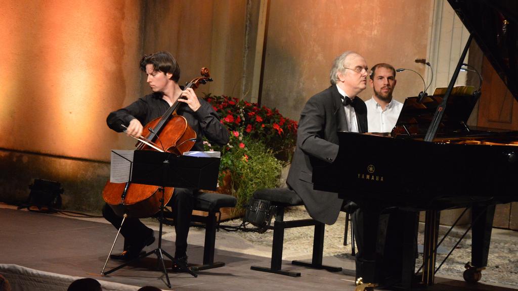 le 2/8/18 duo violoncelle-piano, Daniel MÛLLER-SCHOTT, Nicolas ANGELICH sur le Parvis St Michel,sonate en ré mineur de Chostakovitch(photo Ch.MERLE)