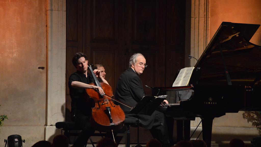 Dsc_0237le 2/8/18 duo violoncelle-piano, Daniel MÛLLER-SCHOTT, Nicolas ANGELICH sur le Parvis St Michel,sonate en ré mineur de Chostakovitch(photo Ch.MERLE)