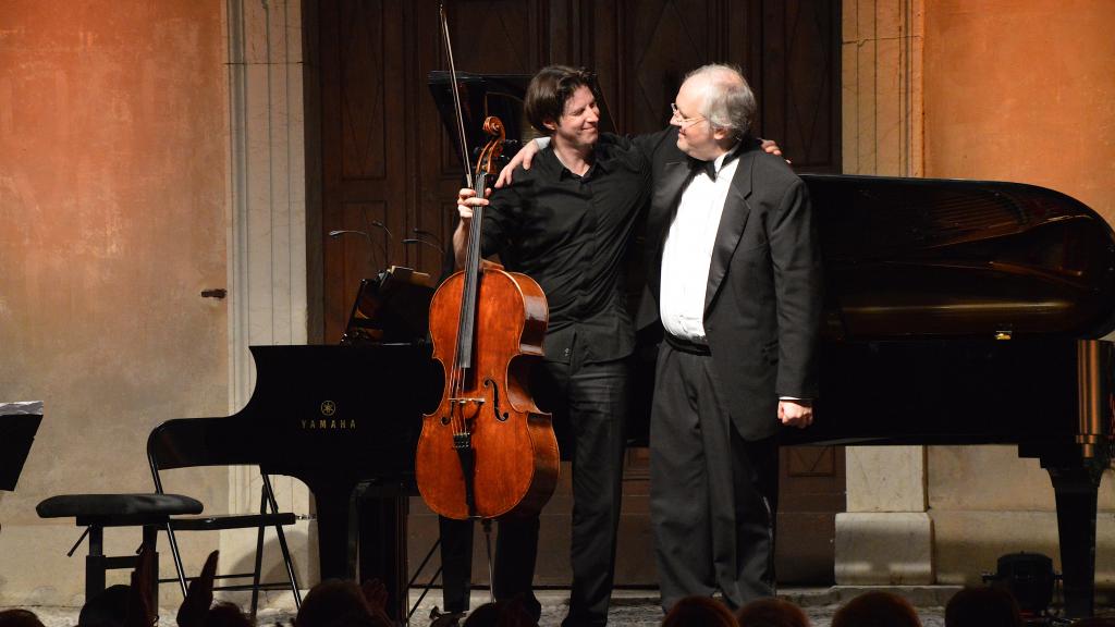 le 2/8/18 duo violoncelle-piano, Daniel MÛLLER-SCHOTT, Nicolas ANGELICH sur le Parvis St Michel, ovations(photo Ch.MERLE)