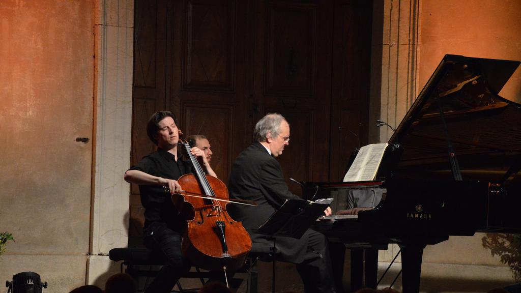 le 2/8/18 duo violoncelle-piano, Daniel MÛLLER-SCHOTT, Nicolas ANGELICH sur le Parvis St Michel, en bis,une des trois Fantasiestücke de Schumann(photo Ch.MERLE)