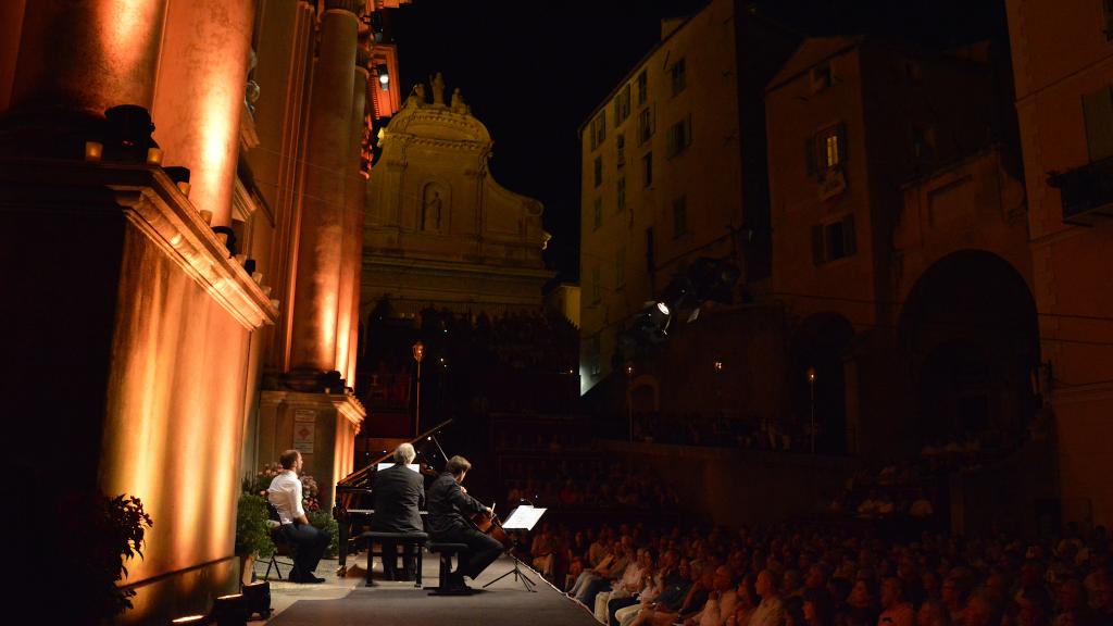 le 2/8/18 duo violoncelle-piano, Daniel MÛLLER-SCHOTT, Nicolas ANGELICH sur le Parvis St Michel dans le cadre du Festival de Musique de MENTON(Photos Ch.MERLE)