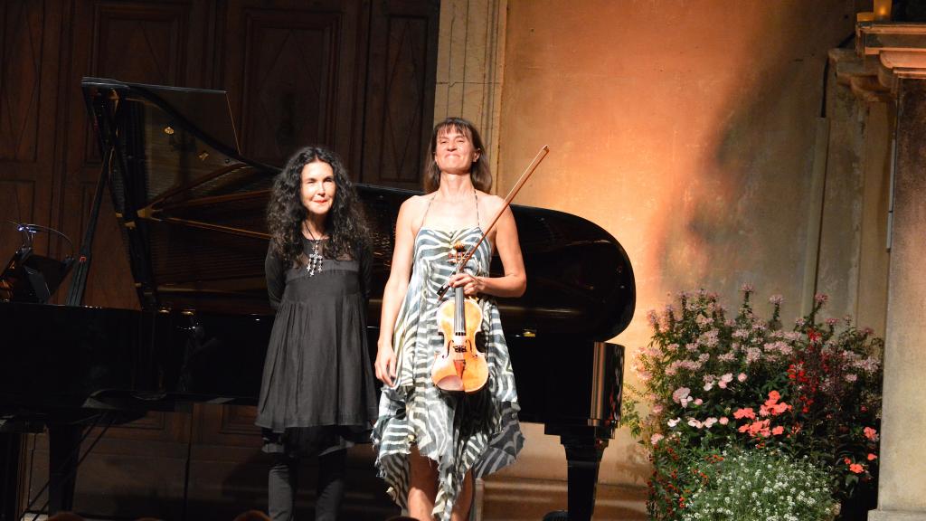 le 4/8/18 Katia LABEQUE et Viktoria MULLOVA sur le parvis de l'église ST Michel à Menton(Photo Ch.MERLE)