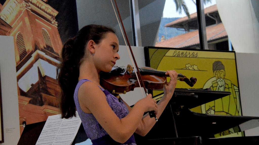 le 5/8/18; à 10 ans, élève de la Master Class de Zakhar BRON, elle joue Kreisler au Musée Cocteau de Menton(Photo Ch.MERLE)