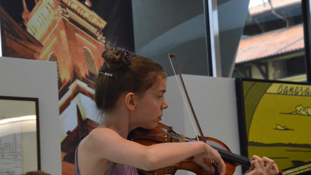 le 5/8/18; à 10 ans, élève de la Master Class de Zakhar BRON, elle joue Mozart  au Musée Cocteau de Menton(Photo Ch.MERLE)