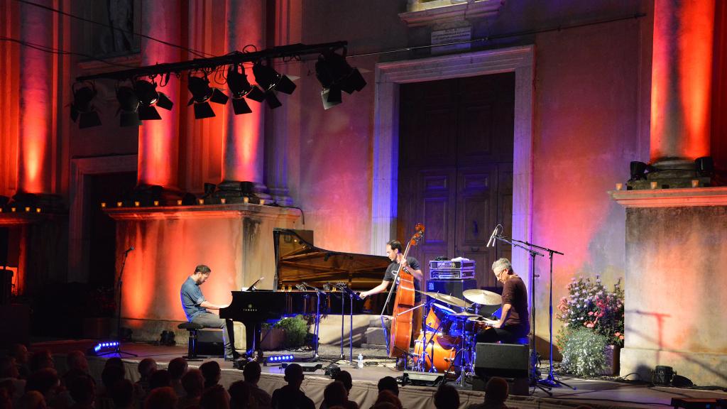 le 6/8/18, le Yaron Herman Trio sur le Parvis St Michel, Jazz sous les étoiles(Photo Ch.MERLE)