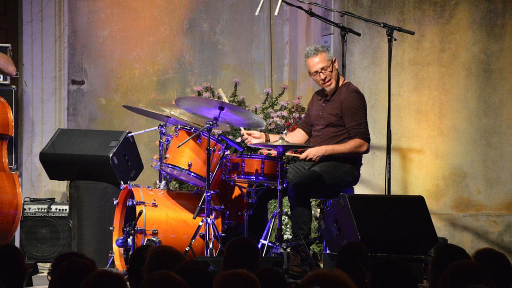 Le 6/8/18, le batteur Ziz Ravitz dans un solo ( Photo Ch.MERLE)