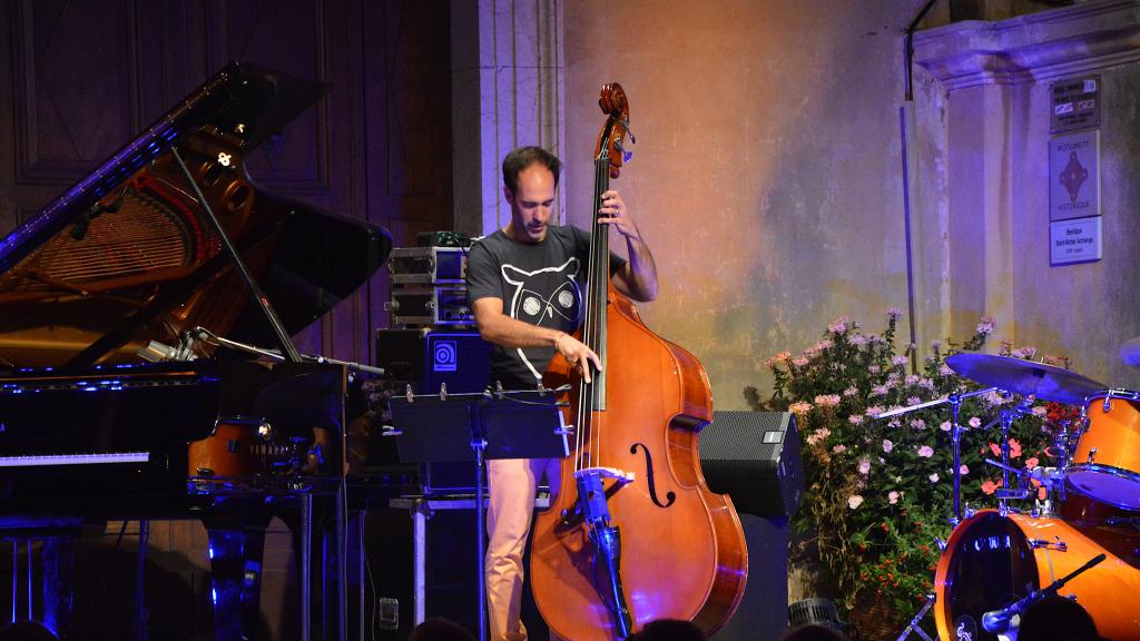 Le 6/8/18, le bassiste Haggai Cohen-Milo en improvisation (Photo Ch.MERLE)