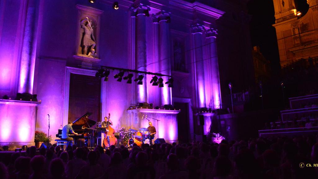 le 6/8/18, le Yaron Herman Trio sur le Parvis St Michel, Jazz sous les étoiles agrémenté de couleurs variées sur la façade de la Basilique(Photo Ch.MERLE)