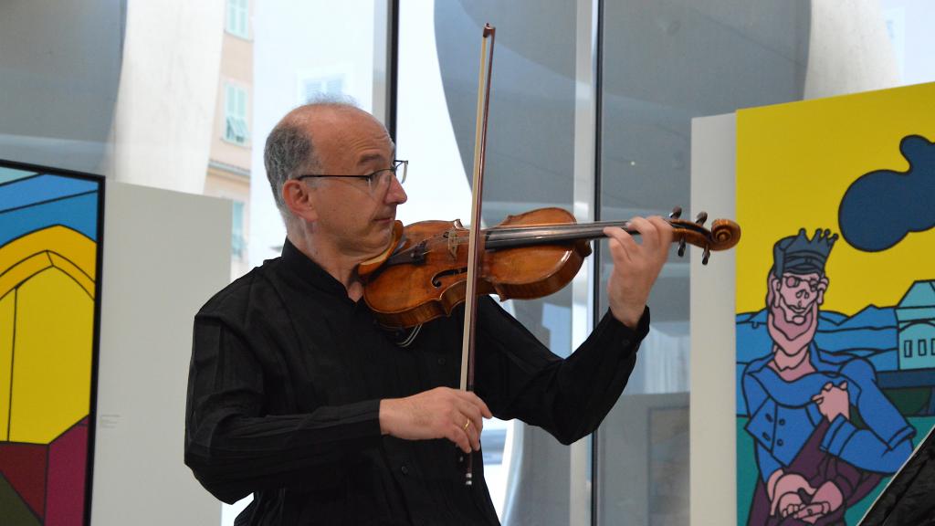 le violoniste Edward DESINBERRE du quatuor TAKACS (Photo Ch.MERLE)