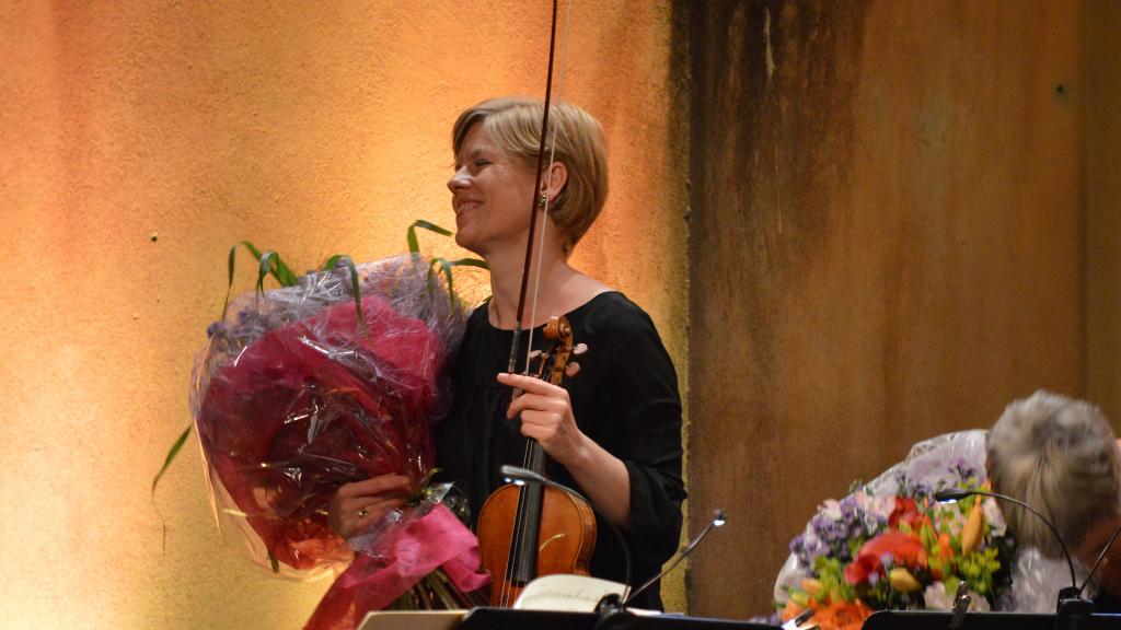 le 8/8/18 Isabelle FAUST souriante et fleurie (Photo Ch.MERLE)